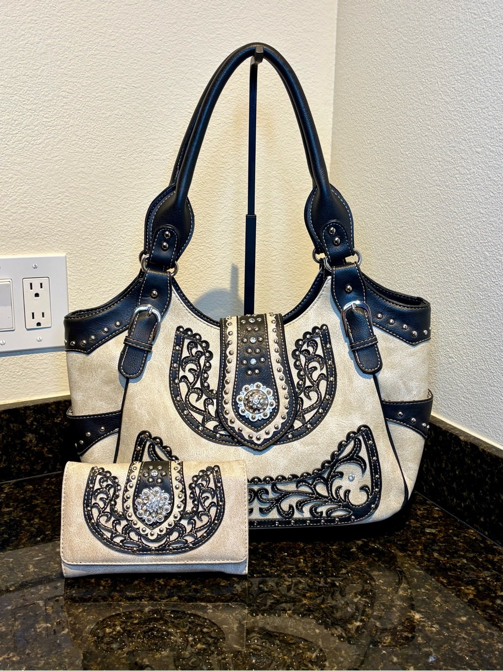Conceal Carry Lg Tote Bag Faux Leather White w/ Black Trim and Matching Wallet